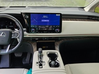 Lexus LM500h