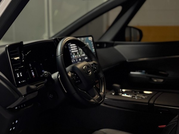 Lexus LM500h