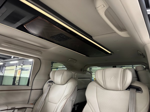Lexus LM500h