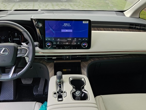 Lexus LM500h
